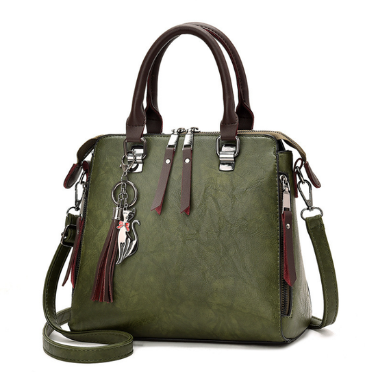 Bolso Elegante de Cuero con Dije de Gato y Borla
