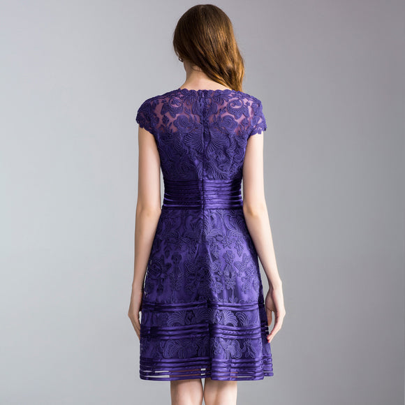 Vestido Entallado de Manga Corta con Bordado