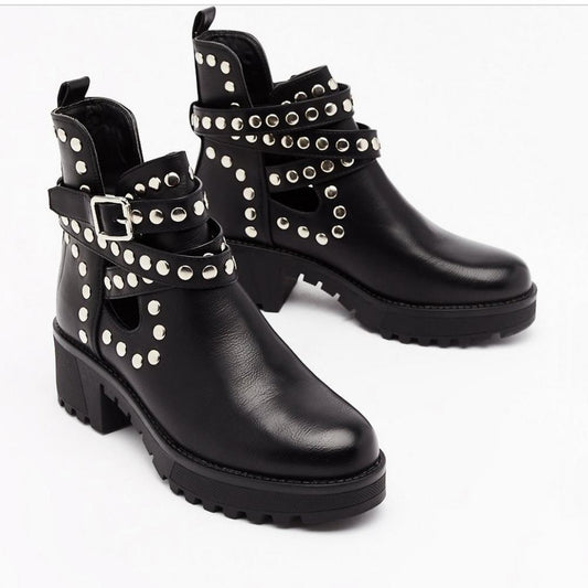 Botines para Mujer con Tiras de Remaches y Detalles Metálicos