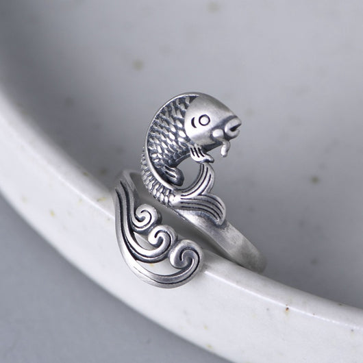 Anillo de Dedo Índice con Diseño de Ondas de Agua y Carpa