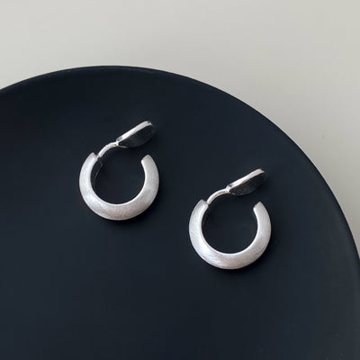 Aretes Geométricos C Minimalistas en Oro Mate Frosted - Image 7