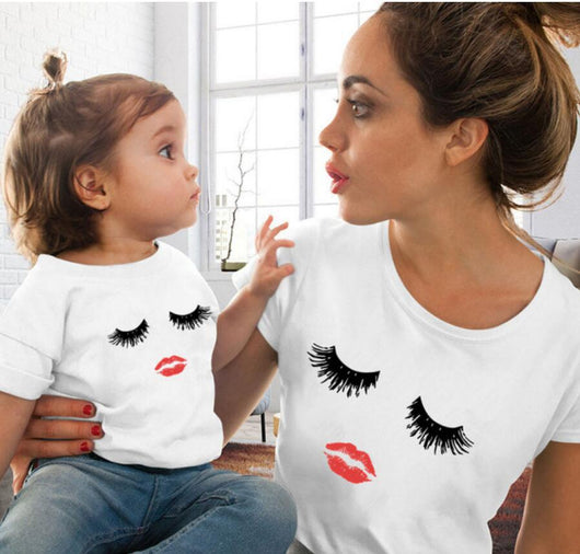 Playera Roja con Estampado de Labios para Niña - Diseño Familiar Divertido - Image 2