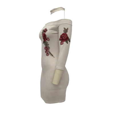 Vestido Corto de Gamuza con Cuello Choker y Hombros Descubiertos con Bordado de Rosas - Image 7