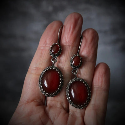 Aretes Largos Rojo Barroco - Diseño Temperamental y Sofisticado - Image 3