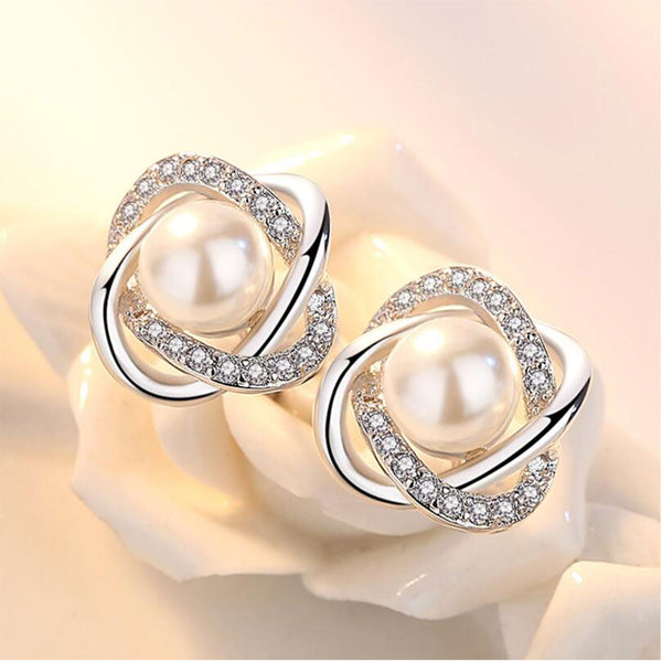 Aretes de Perla Concha con Giro Elegante