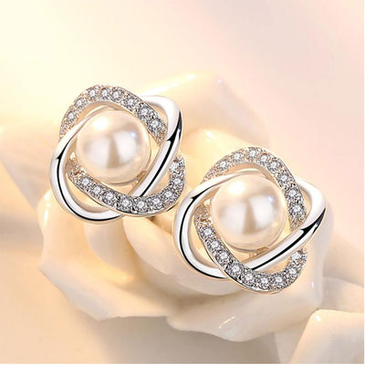 Aretes de Perla Concha con Giro Elegante