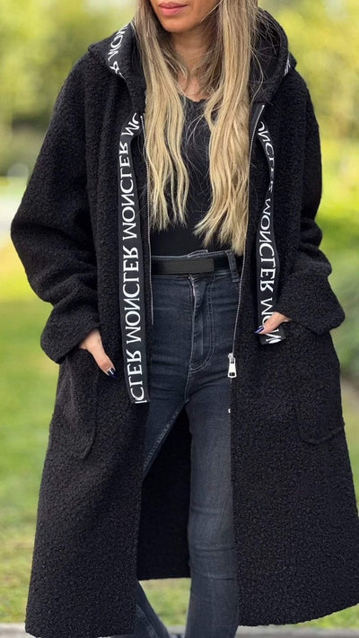 Abrigo de Lana de Cordero con Capucha y Letras para Mujer - Image 11