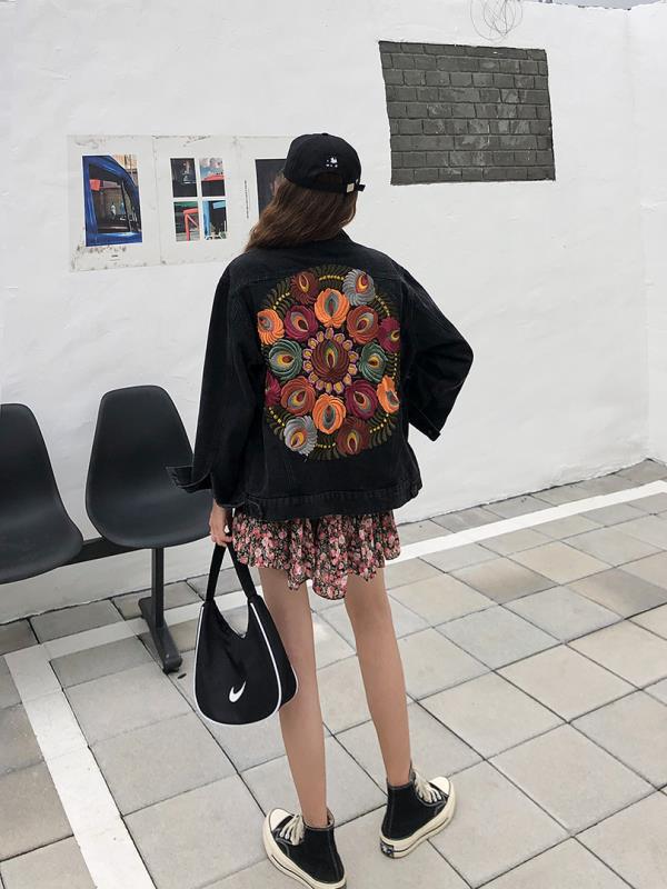 Chaqueta de Mezclilla Vintage con Bordados Artesanales