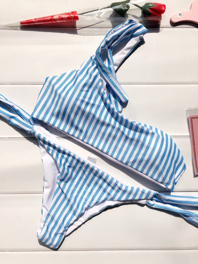 Bikini Azul a Rayas con Tirante Inclinado y Diseño Dividido - Image 3