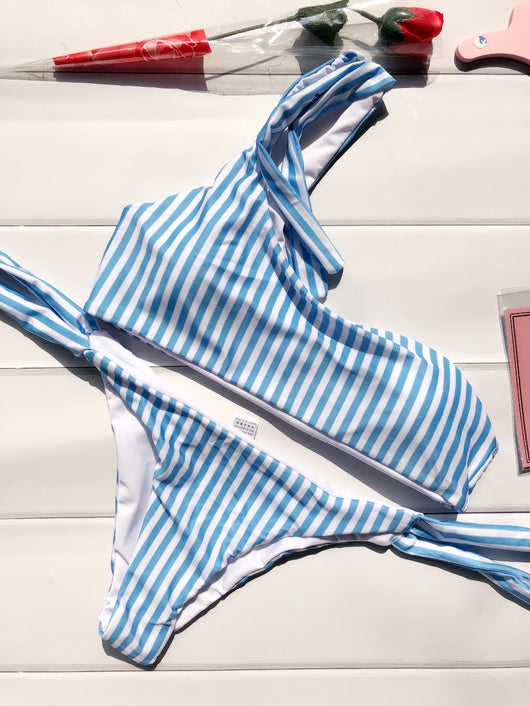 Bikini Azul a Rayas con Tirante Inclinado y Diseño Dividido - Image 3