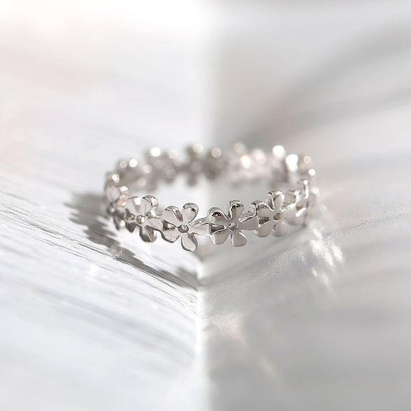Anillo de Plata Hueco con Flor Delicada