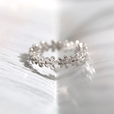 Anillo de Plata Hueco con Flor Delicada