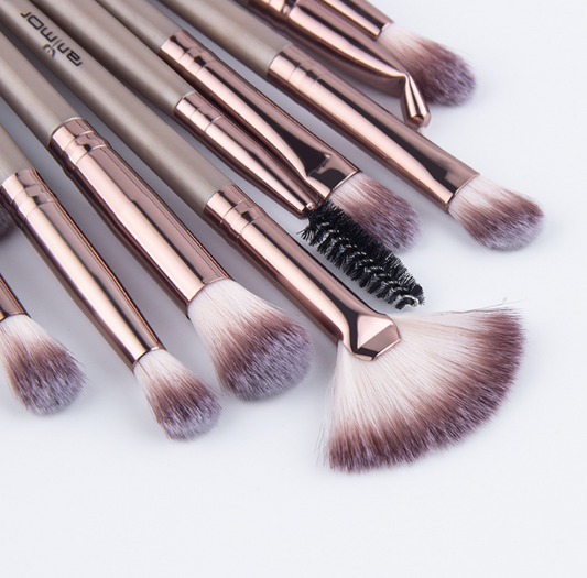 Set de 12 Brochas de Maquillaje Profesional - Sombras, Iluminador y Cejas - Image 2