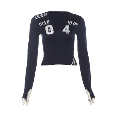 Playera Deportiva Retro para Mujer con Cuello V y Estampado de Letras y Números - Image 7