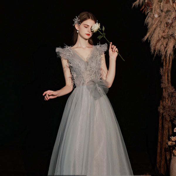 Vestido Largo Gris con Plumas para Mujer - Image 3