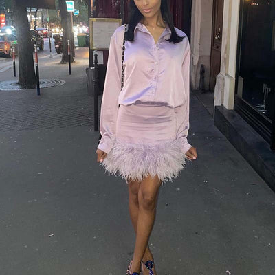 Falda Blusa de Satén con Plumas y Mangas Largas