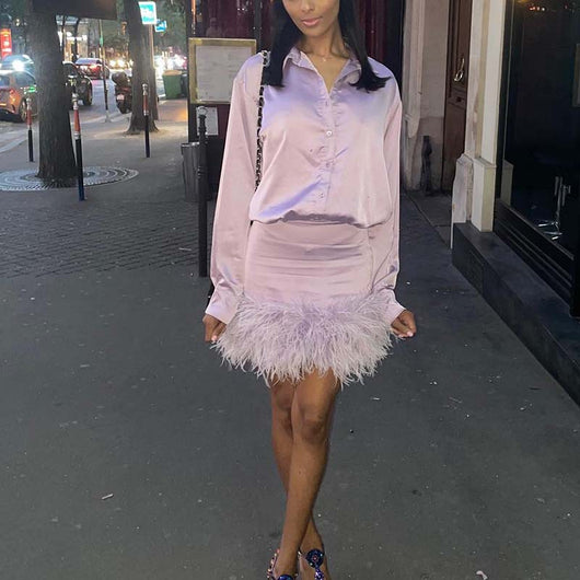 Falda Blusa de Satén con Plumas y Mangas Largas