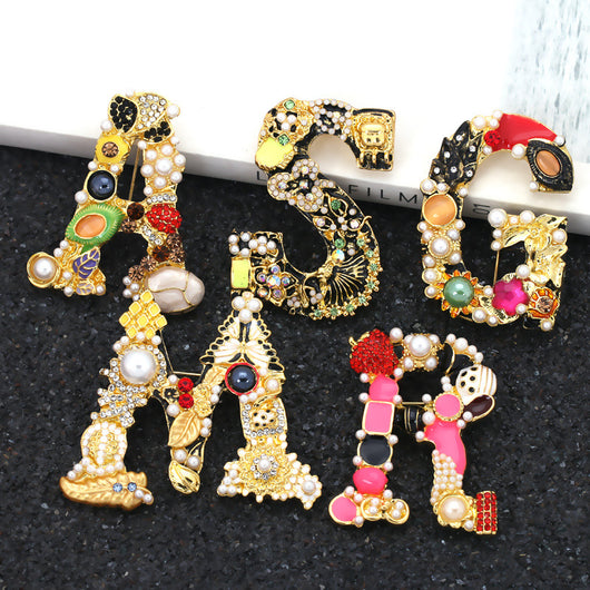 Broche Personalizado con Iniciales en Perlas - Alfiler Elegante para Mujer - Image 11