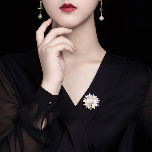 Broche Floral Silvestre con Perla Genuina y Abeja - Accesorio Elegante para Vestidos