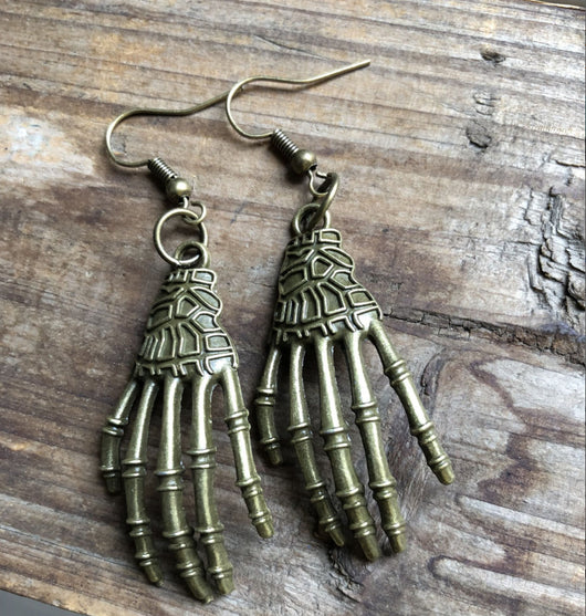Aretes Vintage Calavera Esqueleto con Manos Talladas para Halloween - Image 10