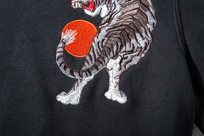 Suéter con calavera de tigre blanco bordada - Image 5