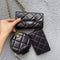 Bolso Mini Cuadrado con Cadena de Diamantes y Labial