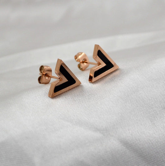 Aretes en V Negro Elegante - Image 3