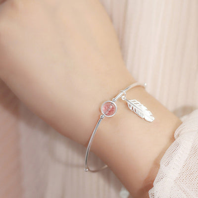 Pulsera Colgante de Pluma y Fresa - Image 4