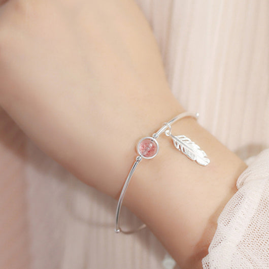 Pulsera Colgante de Pluma y Fresa - Image 4