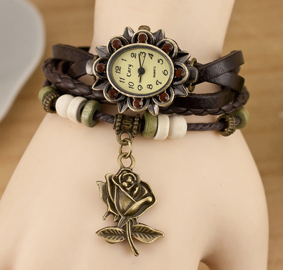 Relógio Feminino Casual com Pulseira de Couro e Detalhes de Borboleta