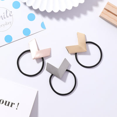 Hebilla para Cabello Geométrica V con Anillo de Metal Cepillado - Accesorio Amor Dulce