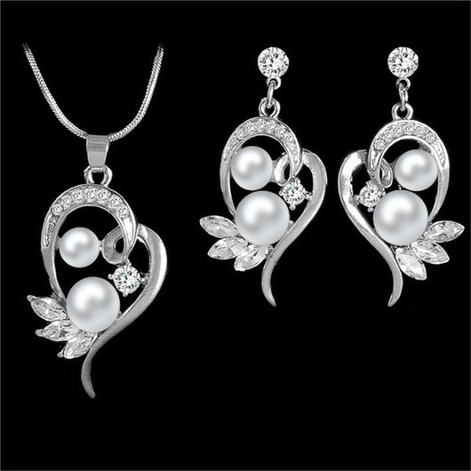 Gold-toned heart-shaped necklace and dangle earrings set with clear rhinestones and faux pearls. - Image 15