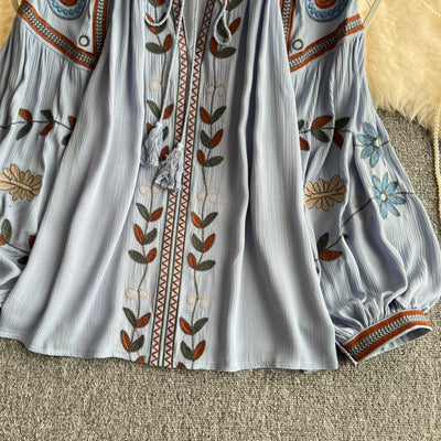 Blusa Elegante con Bordados y Mangas Farol con Cordones - Image 15