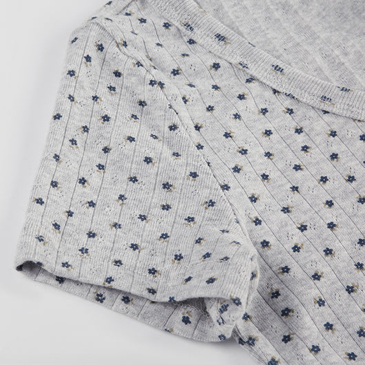 Blusa Floral Bordada con Cuello V y Rayas Hundidas - Image 14