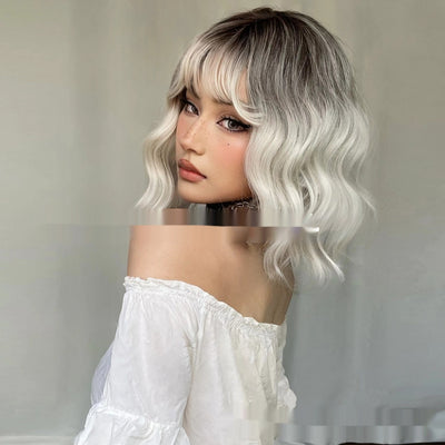 Peluca Corta Rizada Estilo Europeo Tono Rubio Platinado - Image 19