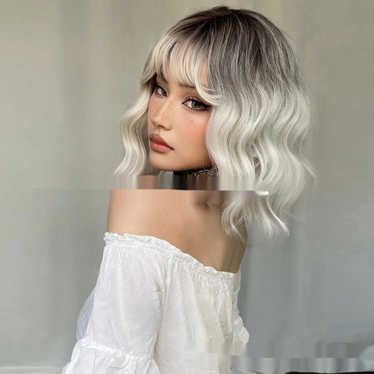 Peluca Corta Rizada Estilo Europeo Tono Rubio Platinado - Image 19
