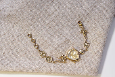 Reloj Pulsera Retro en Forma de Corazón con Diseño de Lazo Dorado y Flores - Image 7