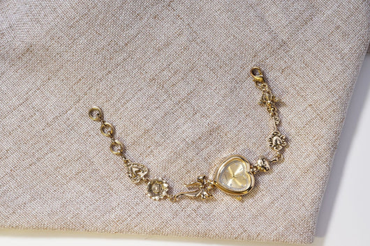 Reloj Pulsera Retro en Forma de Corazón con Diseño de Lazo Dorado y Flores - Image 7
