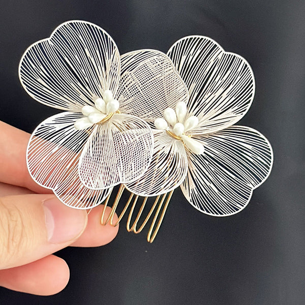 Peineta Nupcial de Flores Doradas - Accesorio de Ensueño para Novia
