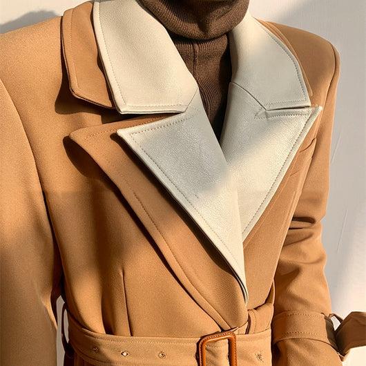 Abrigo Trench Elegante con Cuello Doble Capa y Detalles Patchwork - Image 6