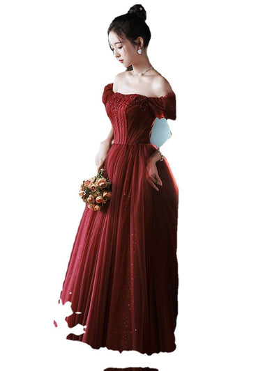 Vestido de Compromiso Elegante Rojo Vino Asimétrico de Lujo - Image 4
