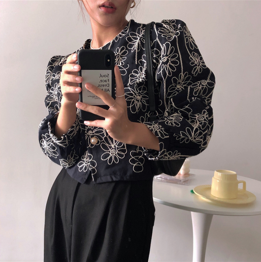 Blusa Jacquard con Flores en Relieve y Mangas Puff