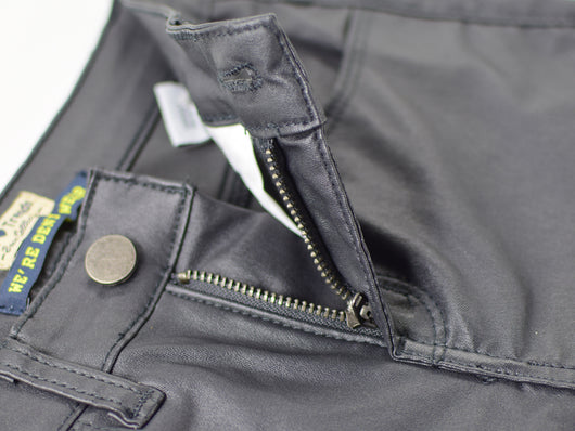 Pantalones de Cuero para Mujer - Diseño Denim Ajustado - Image 8