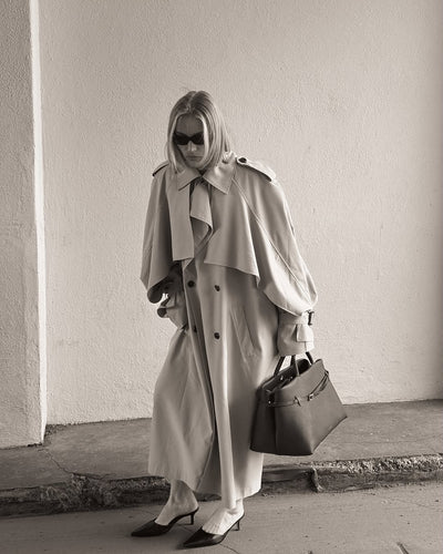 Gabardina Larga Beige con Cinturón y Capa - Image 17