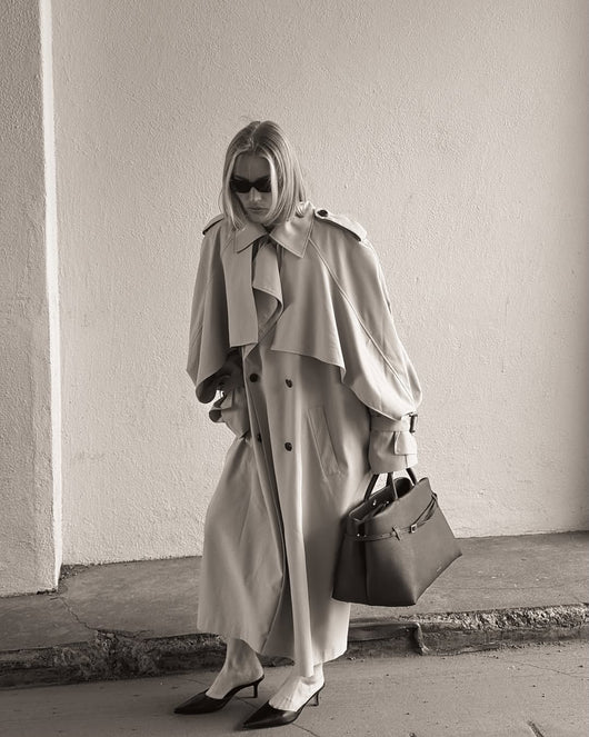 Gabardina Larga Beige con Cinturón y Capa - Image 17
