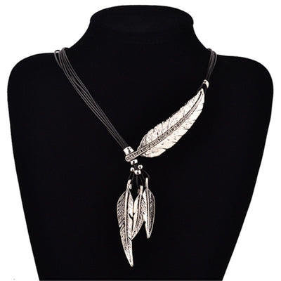 Collar Pendiente Multicapa con Borlas de Plumas y Hojas en Cuerda Negra - 3 Colores - Image 9