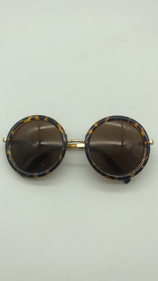 Big round sunglasses with black frames and dark lenses, featuring silver-colored temples. - Image 9
