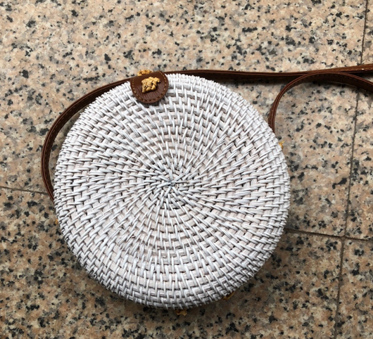 Bolsa Tejida de Ratán Artesanal - Bandolera Mini Retro con Cierre de Cuero - Image 25