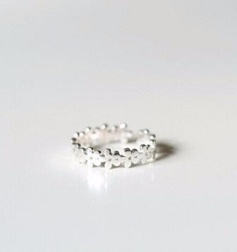 Anillo de Plata Hueco con Flor Delicada - Image 2