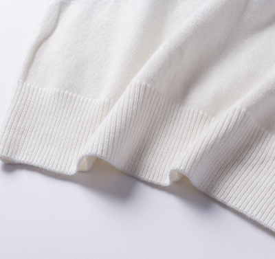 Suéter Blanco con Rayas Arcoíris - Image 9